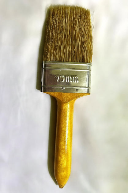 Paintbrush with wooden handle, natural bristle and metal ferrule 